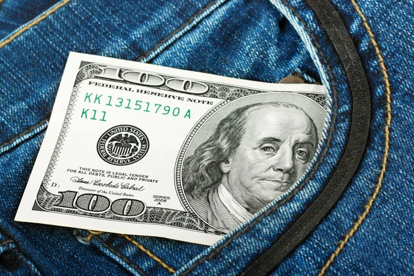 Pengar i en ficka av jeans — Stockfoto