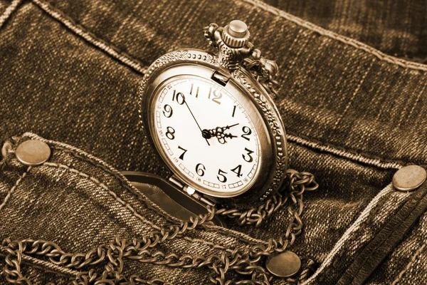 Orologio in tasca di jeans — Foto Stock