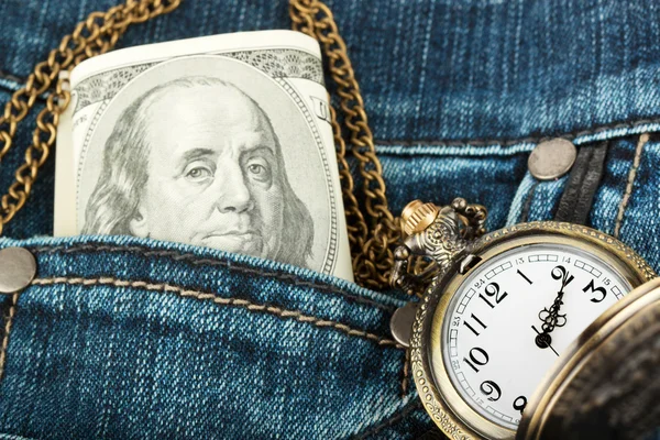 Dinheiro e relógio em uma calça — Fotografia de Stock