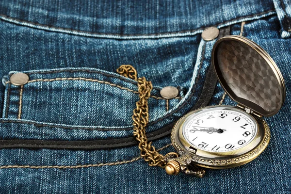 Orologio in tasca di jeans — Foto Stock