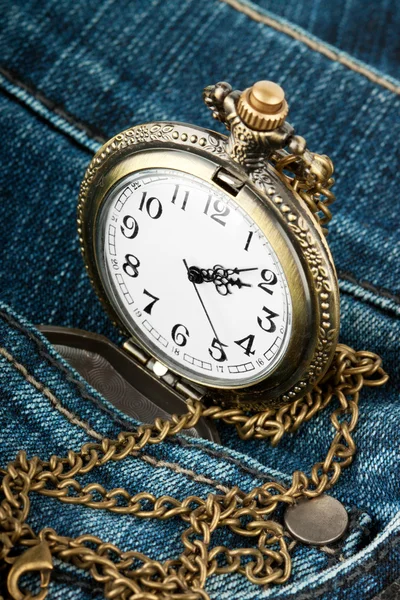 Reloj en bolsillo de jeans —  Fotos de Stock