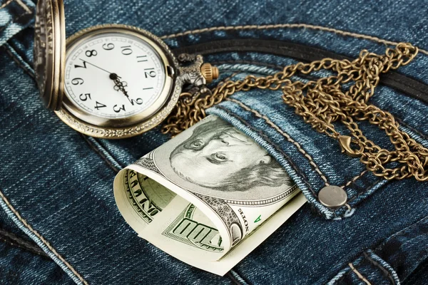 Parayı ve saati bir kot pantolon — Stok fotoğraf