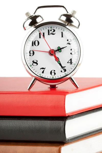 Reloj despertador y libros coloridos — Foto de Stock