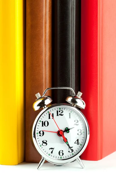 Çalar saat ve renkli kitap — Stok fotoğraf
