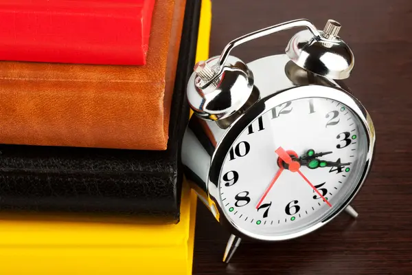 알람 시계와 다채로운 책 — 스톡 사진