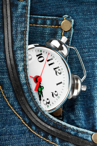 Часы в кармане джинсов — стоковое фото