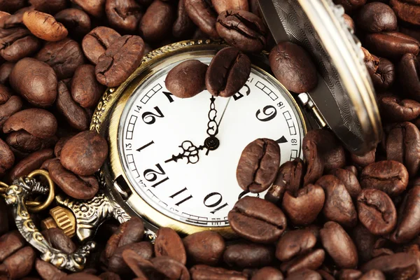 Kapesní hodinky v kávě — Stock fotografie