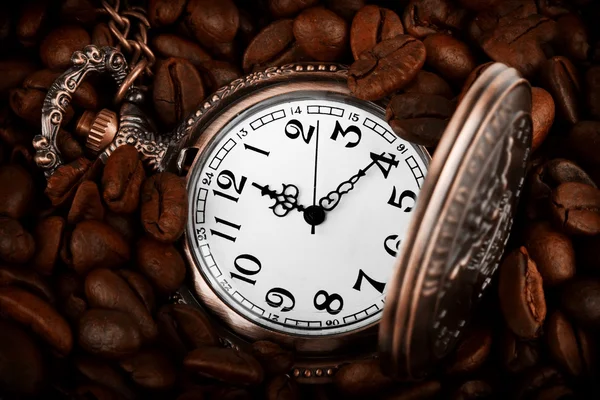 Kapesní hodinky v kávě — Stock fotografie
