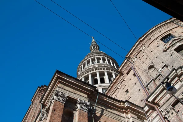 Novara - kuppel des heiligen gaudenzio — Stockfoto