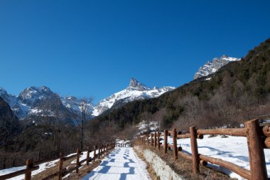 mar bajo la puesta del sol y las nubes