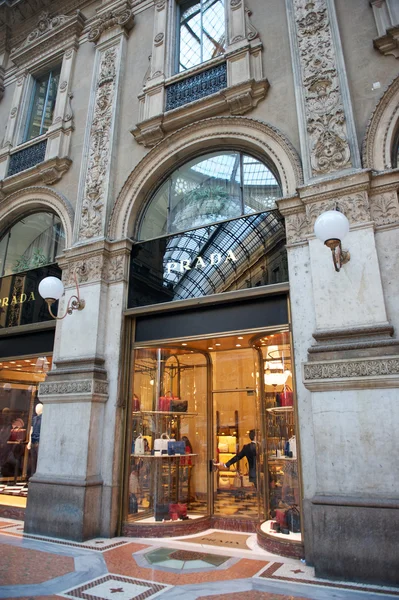 Prada butik i Milano - Stock-foto