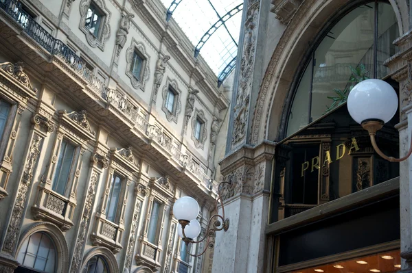 Прада магазин в Милане — стоковое фото