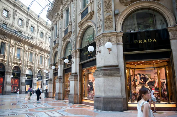 Magasin Prada à Milan Photos De Stock Libres De Droits