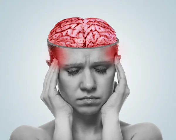 Понятие головной боли. вскрыть череп и воспалить мозг женщины — стоковое фото