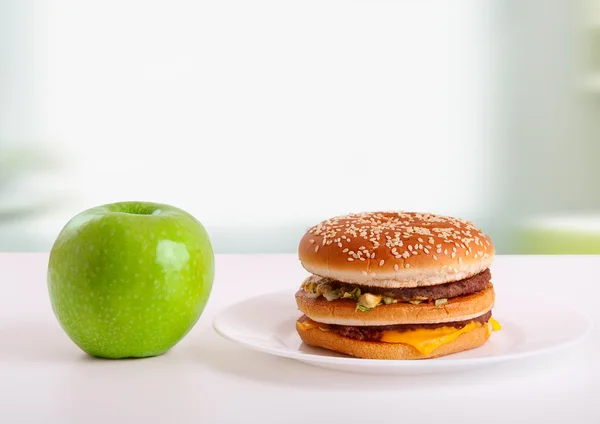 Scelta di cibo sano e malsano. Dieta concetto: mela e ha — Foto Stock