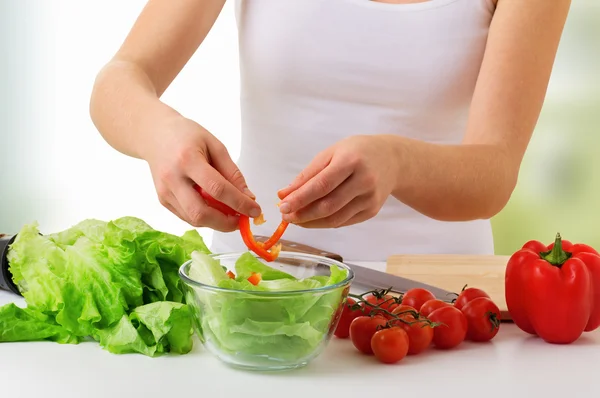 Main d'une femme au foyer préparant le dîner, légumes en kitche — Photo