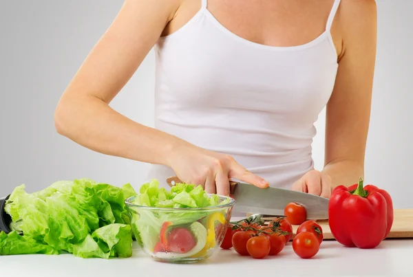 Hand einer Hausfrau beim Zubereiten des Abendessens, Gemüse in der Küche — Stockfoto