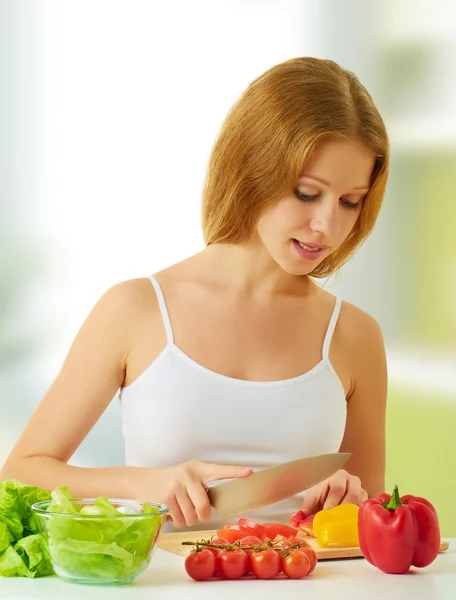 Jonge vrouw, een huisvrouw voorbereiden diner plantaardige salade in de — Stockfoto