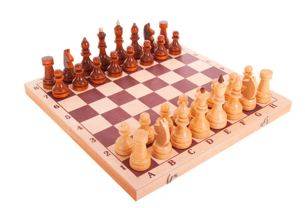 Шахматы на шахматной доске изолированы над белым — стоковое фото