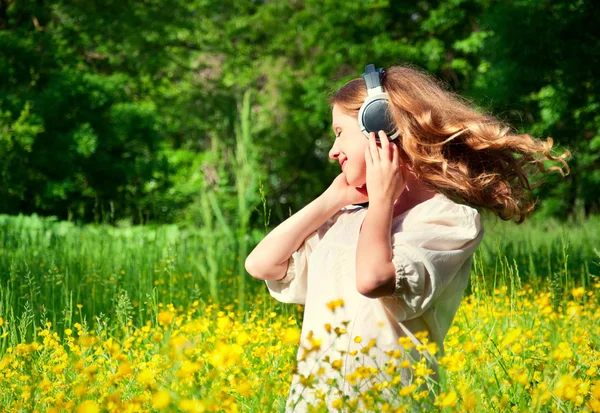 美丽的女孩在耳机享受音乐与流动海 — 图库照片