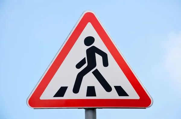 Přechod pro chodce silnici znamení proti modré obloze — Stock fotografie