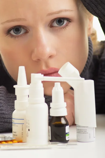 Young woman having flu takes pills — Stock Photo, Image