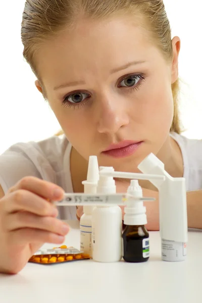 Mulher jovem com gripe com termômetro e pílulas — Fotografia de Stock