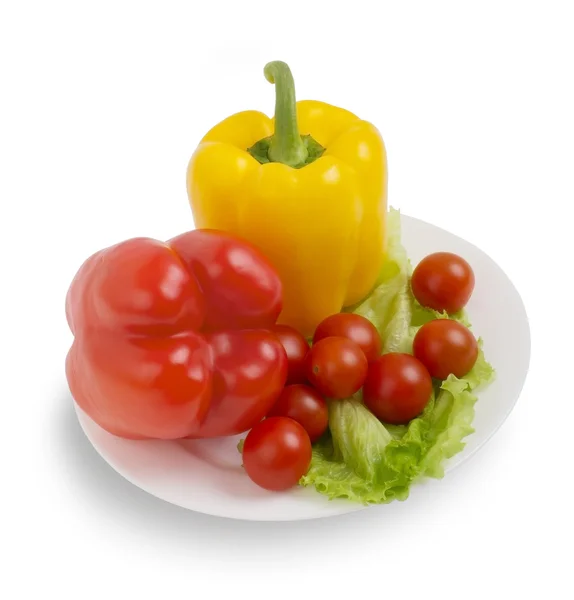 Comida vegetariana saudável, Legumes frescos em prato branco — Fotografia de Stock