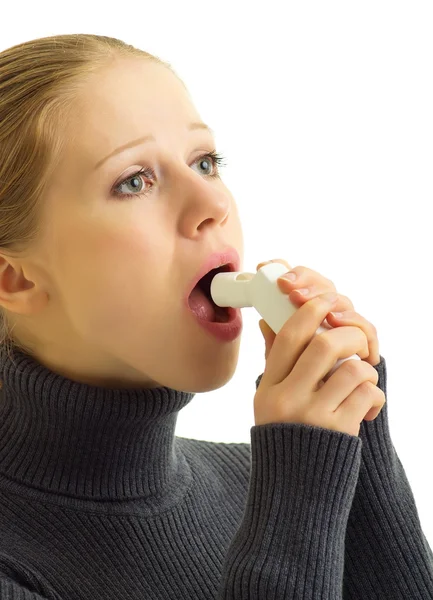 Astım inhaler tutan genç kadın — Stok fotoğraf