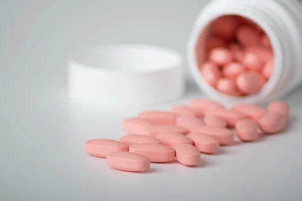 Pink medicine pills — Stock Photo, Image