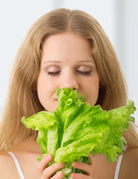 Молодая красивая женщина с зеленым салатом — стоковое фото