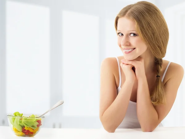 Schöne junge Frau isst Gemüsesalat — Stockfoto