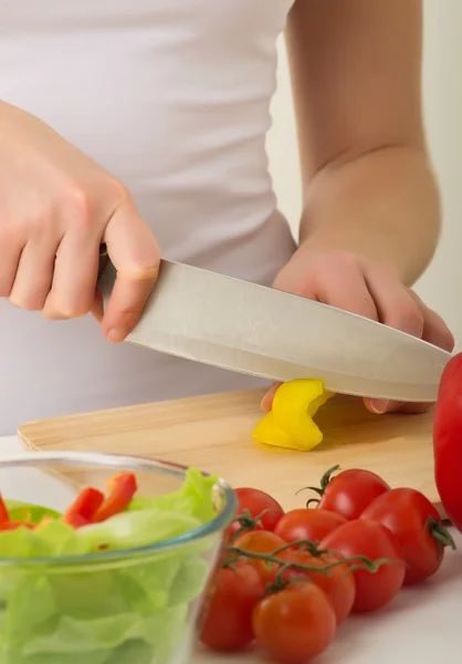 Lidské ruce vaření zeleninový salát v kuchyni — Stock fotografie