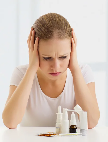 Kadın bir baş ağrısı ve grip ve ilaçlar ile — Stok fotoğraf