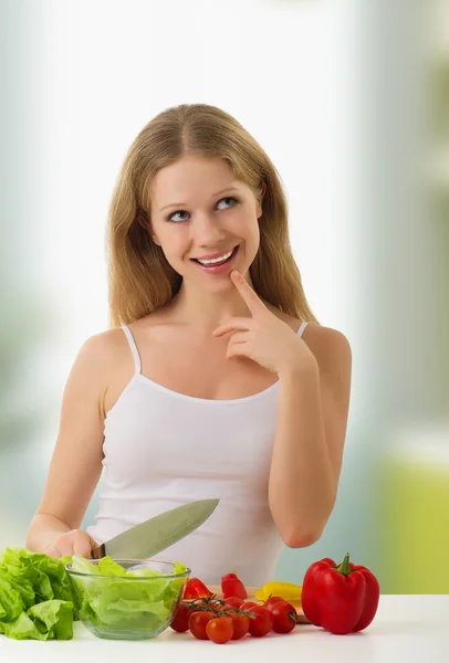 Fille heureuse préparant la nourriture végétarienne, légumes dans la cuisine — Photo