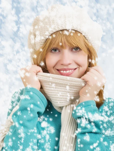 Kış genç, neşeli, mutlu bir kadın portresi — Stok fotoğraf