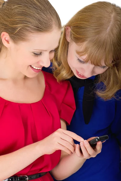 Duas meninas bonitas felizes com um telefone celular — Fotografia de Stock