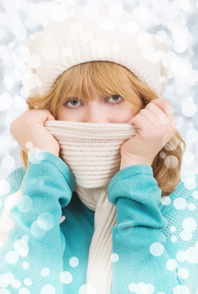 Winter portret van een mooi meisje in een hoed en sjaal — Stockfoto