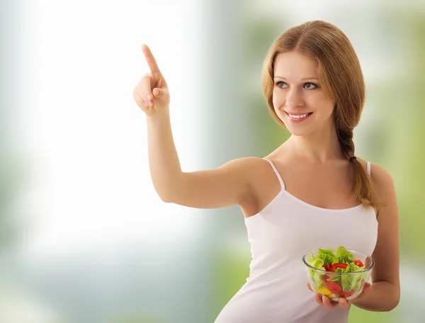 サラダと美しい若い女性に健康食品を選択してください。 — ストック写真