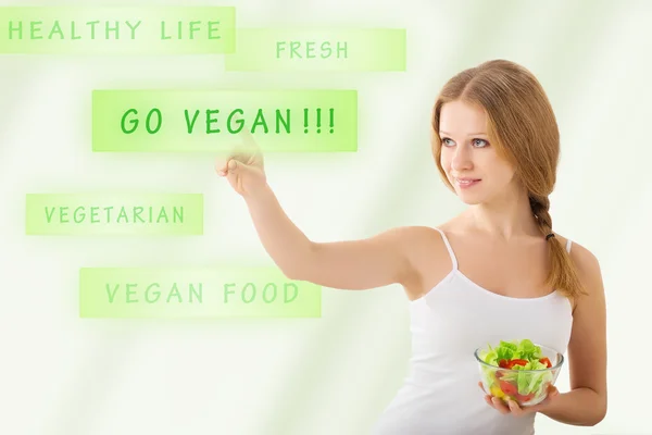 Schöne junge Frau mit einem Salat wählen Vegetarismus — Stockfoto