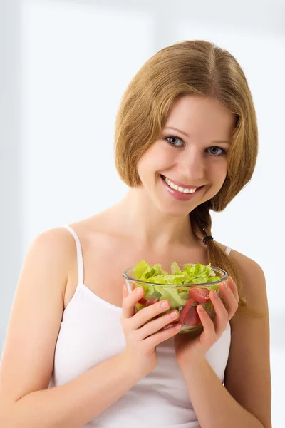 美丽的年轻女子，与蔬菜素食沙拉 — 图库照片