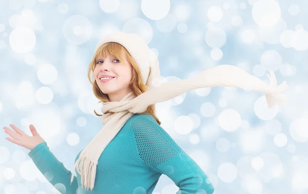 Retrato navideño de una hermosa chica con bufanda revoloteando —  Fotos de Stock