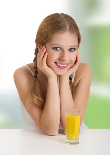 Όμορφη ευτυχισμένη χαρούμενη κοπέλα με χυμό πορτοκάλι — Φωτογραφία Αρχείου