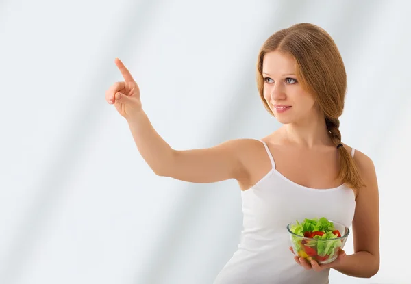 Krásná dívka s salát si vybrat zdravé potraviny — Stock fotografie
