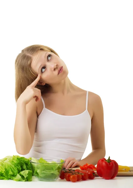Šťastná dívka příprava vegetariánská jídla, zelenina v kuchyni — Stock fotografie