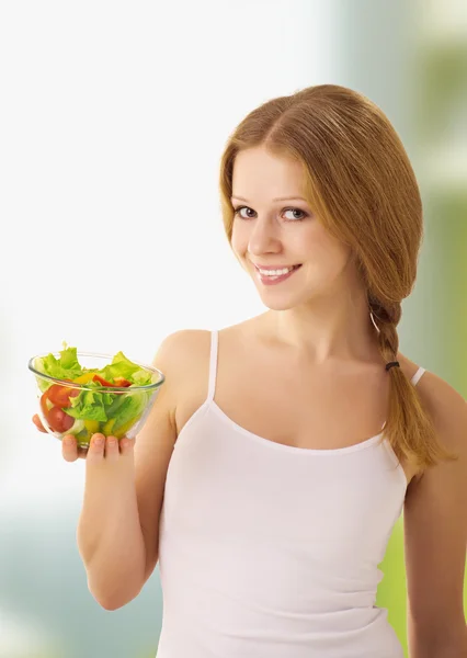 Mooie jonge vrouw met plantaardige vegetarische salade — Stockfoto