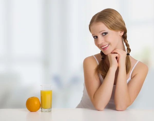 Vacker glad glad flicka med apelsinjuice — Stockfoto