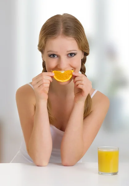 Beautiful young woman full of life with orange juice — Stock Photo, Image