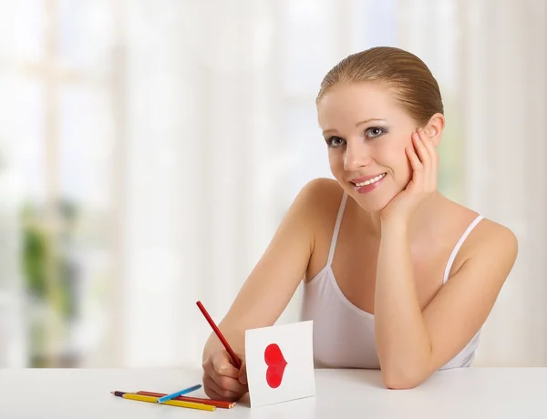 Kadın aşk mektubu - Sevgililer günü kartı yazıyor. — Stok fotoğraf