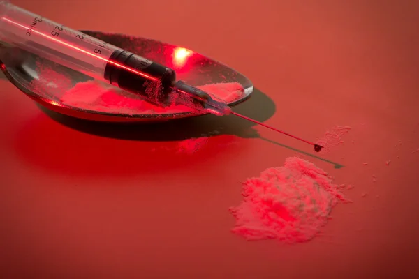 Jeringa y cuchara desechables narcóticas — Foto de Stock